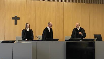 Bild: Schönhofen
Richterin Christina Schlegl, Landgerichtsvizepräsident Josef Hartwig und Richter Thomas Hys (erste Zivilkammer des Landgerichts Weiden) haben am Mittwoch die Einschätzungen einer dritten Gutachterin angehört.