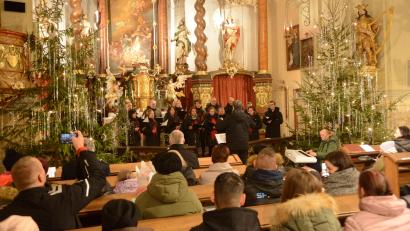 Bild: bey
Beim Weihnachtskonzert in der St. Nikolauskirche Bor begeistert auch der Kirchenchor Pleystein die Besucher.
