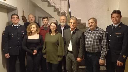 Bild: gra
Kommandant Matthias Friedrich, Emilia Adam, Kommandant Simon Schedl,. Erich Mirz, Neumitglied Susanne Hösl, Thomas Wilhelm, Bürgermeister Karlheinz Budnik Josef Vollath, Kreisbrandmeister Thomas Weid (von links) in der Jahreshauptversammlung