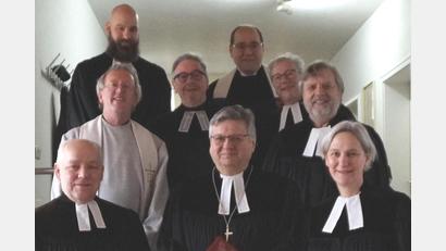 Bild: wel
Die Geistlichen der umliegenden evangelischen Gemeinden zogen mit Dekan Karlherrmann Schötz (vordere Reihe Mitte) und Ruth und Norbert Schlinke (vordere Reihe) in die Auferstehungskirche ein. Mit herzlichen Worten wurde das Pfarrersehepaar verabschiedet.