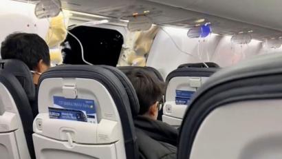 Bild: Elizabeth Le/Elizabeth Le/AP
Passagiere sitzen in einer Boeing 737-9 Max in der Nähe des abgerissenen Kabinenteils.