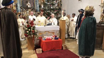 Bild: ct
Zusammen mit Mitbrüdern und den Schlichter Sternsingern als Ministranten zelebriert Pater Jimmy Joseph den Dankgottesdienst zu seinem Priesterjubiläum.