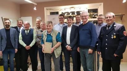 Bild: gi
Der agile Friseurmeister Gerhard Wittmann (Mitte) feiert seinen 80. Geburtstag. Familie, Gratulanten und Vereinsvertreter lassen ihn hochleben. Wie hier die SpVgg, der SpVgg-Förderkreis, die Feuerwehr und der OWV. Auch Bürgermeister Armin Bulenda (links) gratuliert.