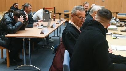 Bild: Gabi Schönberger
Die Angeklagten im Shisihabar-Prozess gehen mit sehr unterschiedlichen Strafen aus dem Gerichtsaal. Der Barbetreiber (vorne, rechts) muss fünfeinhalb Jahre in Haft, zwei seiner Drogenkuriere (hintere Reihe) bekommen Bewährung.