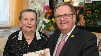 Bild: gf
Malwine Kress, die am Dienstag 90 Jahre alt wurde, und Gratulant Bürgermeister Martin Preuß.