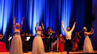 Bild: stg
Die Johann-Strauss-Revue in der Max-Reger-Halle begeisterte gesanglich, tänzerisch und orchestral.