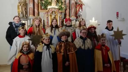 Bild: Irmgard Forster/exb
Die 13 Ministranten bei der diesjährigen Sternsingeraktion in der Pfarrkirche Wurz.
