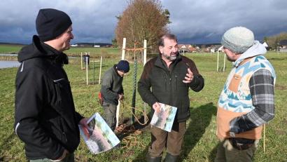 Bild: Armin Hofbauer/AELF Regensburg-Schwandorf/exb
Wildlebensraumberater Balduin Schönberger (Mitte) konnte Landwirt Gerhard Flierl (Links) und den Vertreter der Sielmann-Stiftung, Bernhard Gohlke (Rechts), dafür gewinnen, im Rahmen des Modellgebiets „Rebhuhn Mittlere Oberpfalz“ eine Streuobstwiese anzulegen.