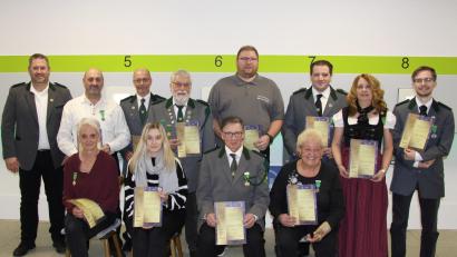 Bild: Manolya Nowak/exb
Die Erbendorfer Erstplatzierten der Vereinsmeisterschaft 2024 freuten sich über ihre Auszeichnungen.