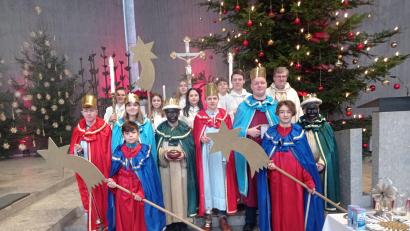 Bild: fpoz/exb
Die Waldershofer Sternsinger in der Pfarrkirche St. Sebastian.