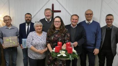 Bild: Gerlinde Koch/exb
Der neue Heimleiter Konrad Nickl (links) und Pflegedienstleiter Martin Skutella (Zweiter von links) verabschieden Diakon Wolfgang Reuther (Vierter von links) im Kreise seiner Familie und weiterer Gäste.