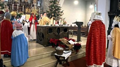 Bild: R. Kreuzer
Beim Gottesdienst am Dreikönigstag kommen die Sternsinger zusammen. Auch in den Straßen von Rothenstadt und Ullersricht waren sie unterwegs.