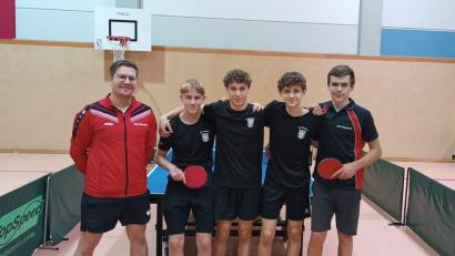 Bild: plo
Das Tischtennis-Team mit (ab Zweiter von links) Johannes Luber, Theo Wunderer, Sascha Stengl und Michael Fichtner steigt in die Landesliga auf. Jugendleiter Matthias Eigner (links) freut sich darüber.