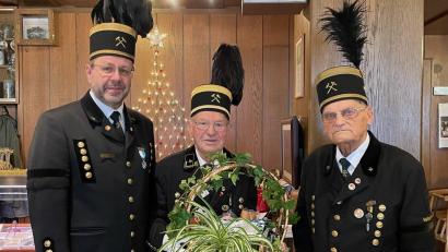 Bild: ksa
Vorsitzender Armin Kraus (links) und sein Vize Georg Rubenbauer (Mitte) gratulieren dem Jubilar Georg Schaller zum 90. Geburtstag.