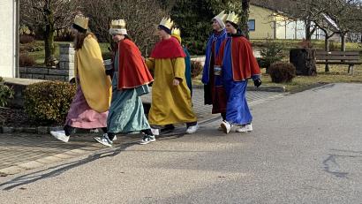 Bild: Josef Glas
Die Sternsinger ziehen durch die Straßen der Gemeinde Tännesberg.