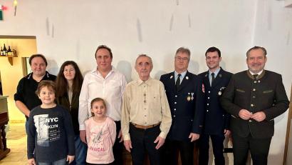 Bild: Marko Pammer/exb 
Rudolf Gürtler im Kreise seiner Familie erhält die Glückwünsche zu seinem 90. Geburtstag von Nabburgs Bürgermeister Frank Zeitler (rechts) und einer Abordnung der Feuerwehr Diendorf.