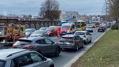 Bild: ass
Sogar der Rettungswagen kam nicht mehr durch: Am Kaiser-Ludwig-Ring auf der B85 in Amberg war der Verkehr zusammengebrochen. Ein kilometerlanger Protestzug mit rund 600 Traktoren und anderen Fahrzeugen brachte den Verkehr stellenweise komplett zum Erliegen.