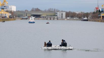 Bild: Heiko Becker/dpa
Taucher mit Sonar, Leichenspürhunde und Sonarboote suchen nach der vermissten Schwangeren im Nürnberger Hafen. Die Staatsanwaltschaft hat inwischen Anklage erhoben.