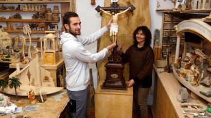 Bild: bkr
Noch lässt das Kruzifix im Seitenbereich noch einige Fragen offen. Kirchenpfleger Albert Sollfrank ist bemüht, eine Antwort auf sie zu finden. Matthias und Elisabeth Schinner (Bild) haben es gründlich überholt. Dabei galt es, die von Holzwürmern zurückgelassenen Spuren zu beseitigen.
