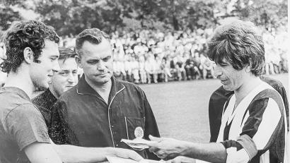 Archivbild: Archiv Pflamminger/Repro Hösamer
Vor dem "Spiel der Spiele" am 2. August 1970 in Schwarzenfeld: Bayern-Kapitän Franz Beckenbauer (links) tauscht Wimpel mit FC-Spielführer Franz Flor (rechts).