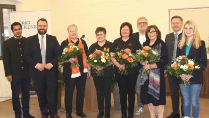 Bild: wro
Höhepunkt des Neujahrsempfangs in der Marktgemeinde Falkenberg waren die Ehrungen durch Bürgermeister Matthias Grundler (Zweiter von links). Es gratulierten Pfarrvikar Pater James (links) und Landtagsabgeordneter Tobias Reiß (Zweiter von rechts).