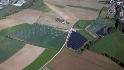 Luftbild: Bernd Georgi
Bei der Utzhütte (Kümmersbruck) entsteht gerade eine große Photovoltaik-Freiflächenanlage im Umfeld der künftigen Westumgehung. Ihre Trasse wird hier einmal von rechts unten nach links oben (also quer durchs Bild) führen.