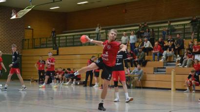 Bild: Sina Niebler/exb
Der Sulzbacher Anton Kallmeier beim Wurf. Die B-Jugendmannschaft des HC Sulzbach unterlag beim VfL Günzburg mit einem Tor Unterschied.