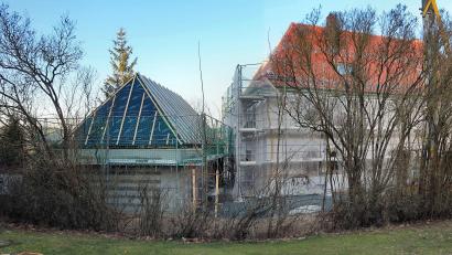 Bild: bsc
Weit fortgeschritten ist die Sanierung des ehemaligen Lehrerwohnhauses, informierte der Bürgermeister beim Neujahrsempfang. Das künftige neue Rathaus der Gemeinde Friedenfels (Gebäude in der Mitte) soll im Herbst 2024 bezogen werden. Links im Bild der angebaute neue Sitzungs- und Veranstaltungssaal.