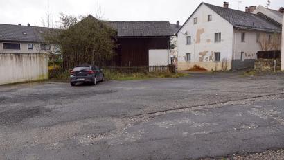 Bild: bkr
Als Erstes sollen am Speckermühlplatz die alten Gebäude abgerissen werden, um Platz für die Wohlfühloase in der Ortsmitte zu machen.
