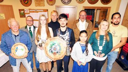 Bild: exb
Bogenschützenkönig Ingo Barakow, Jungschützenkaiserin Laura Rieß, Schützenkönig Moritz Schelzke, Jugendscheiben-Gewinnerin Leonie Vicente und Schützenkönigin Karina Reindl (vorne, von links) erhielten Glückwünsche vom Vorsitzenden Thorsten Neugirg, Schützenmeister Herbert Rieß, Zweitem Bürgermeister Rudi Heier und stellvertretendem Vorsitzenden Roberto Vicente (hinten, von links).