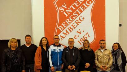 Bild: Thomas Schmidt/exb
Sie stehen künftig an der Spitze des SV Inter Bergsteig Amberg (von links): Maria Maget, Christian Jäger, Martina Tobollik, Ronny Gäßner, Andreas Wächter, Melanie Misral, Nikolai Dürbeck und Anita Enns. Es fehlt Thomas Schneider.