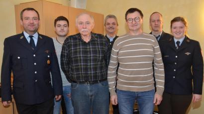 Bild: dob
Kommandant Benjamin Janker (links) und Vorsitzender Michael Schwenke (Zweiter von rechts) nehmen die Ehrungen bei der Waldauer Ortsteilwehr vor. Marco Striegl (Zweiter von links) erhält als Einsatz- und Übungsfleißigster viel Lob.