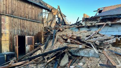 Bild: Gabi Schönberger
Der "Event-Stodl" der Familie Koppmann in Dürnast liegt nach dem Brand in Trümmern.