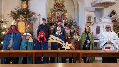 Bild: Brigitte Meyer/exb
Die Aussendung der Sternsinger in der Pfarrkirche in Wernersreuth: (vorne, von rechts) Pfarrer George, Benedikt Frank, Simon Helm, Jan Pilsak, Bastian Heindl, Niklas Artmann und Paul Meyer sowie (hinten, von links) Fabian Meyer und Stefan Frank vom Pfarrgemeinderat.