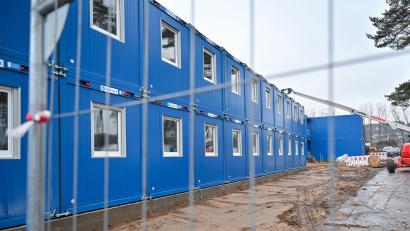 Symbolbild: Patrick Pleul/dpa
An der Marktredwitzer Straße in Waldershof soll eine Containersiedlung für Geflüchtete entstehen. Geplant ist die Aufnahme von rund 50 Asylsuchenden.