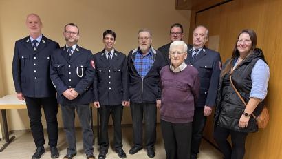 Bild: Thomas Döhler/exb
Ehrungen standen bei der Feuerwehr Pechbrunn an. Im Bild (von links) Vorsitzender Thomas Döhler, Kommandant Mario Schulze, Zweiter Kommandant Stefan Baier, Helmut Köstler, Bürgermeister Stephan Schübel, Oskar Zeitler, Benno Käs und Inge Rögner.
