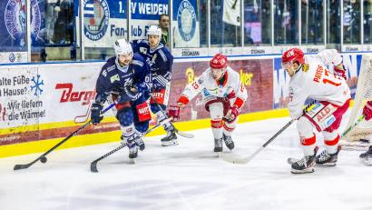 Bild: Tobias Neubert
David Elsner (links) fehlt den Blue Devils Weiden in den nächsten drei Partien.