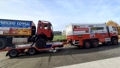 Bild: Ruppert
Mit diesen Fahrzeugen wird die Familie Ruppert die Dakar Classic 2024 bestreiten: Der Ginaf-Lkw (rechts) wird als Begleit- und Ladefahrzeug im Einsatz sein, der Mercedes 1735 SK ist der eigentliche Renn-Truck. Auch der Hänger geht mit auf die Reise nach Saudi-Arabien.