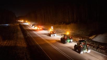 Bild: Julia Bär/Martin Sponsel
Am Dienstagabend gingen in Amberg und in Sulzbach-Rosenberg erneut Landwirte gegen die von der Bundesregierung beschlossenen Mehrbelastungen mit mehr als 400 Fahrzeugen auf die Straßen. Wie hier auf der B85 in Richtung Sulzbach-Rosenberg.