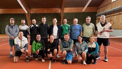 Bild: SV Mitterteich/exb
Sie bestritten das Neujahrsturnier des SV Mitterteich: (stehend, von links) Matthias Zwerenz, Dominik Gräf, Sascha Scharnagl, Luis Kern, Stefanie Hauser, Jörg Spreckels, Walter Messer und Reinhard Betzl sowie (knieend, von links) Heiko Faltenbacher, Martin Werner, Sebastian Thurn, Hans-Peter Kern, Julia Burger und Silke Schicker.