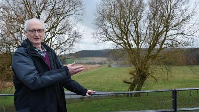 Bild: Stephan Huber
Josef Luber, Kopf des Widerstandes gegen die in Massenricht geplanten Windräder, schaut von der Terrasse von Martin Fellner aus auf die Waldfläche, wo die Anlagen entstehen sollen.
