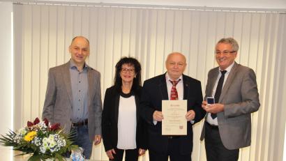Bild: Franz Bucher/exb
Zu seinem 75. Geburtstag bekommt Franz Pertl (Zweiter von rechts mit Lebensgefährtin Gisela) die Ehrenmedaille der Gemeinde Tiefenbach. Bürgermeister Ludwig Prögler (rechts) und sein Stellvertreter Josef Königsberger überreichen sie.