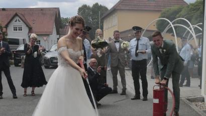 Bild: lgc
Nach der kirchlichen Trauung erwartet Sarah und Fabian Scharf eine große Schar von Gratulanten. Darunter auch eine Abordnung der Feuerwehr Unterbruck, die das Brautpaar gemeinsam ein kleines, brennendes Häuschen löschen ließ.