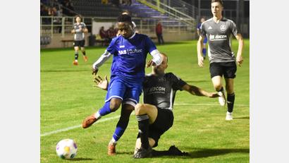 Bild: otr
Kevin Amaizo (links, in einem Spiel der SpVgg SV Weiden II) hat die SpVgg SV Weiden in der Winterpause verlassen. Das Ziel ist unbekannt.