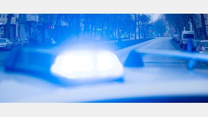 Symbolbild: Christoph Soeder/dpa/Symbolbild
Ein Blaulicht leuchtet auf dem Dach eines Streifenwagens der Polizei.