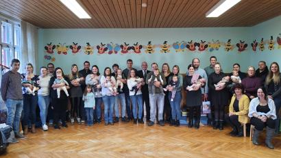 Bild: Marktgemeinde Bad Neualbenreuth/exb
Die in der Marktgemeinde Bad Neualbenreuth wohnenden Eltern mit ihren im Jahr 2023 geborenen Kindern beim Empfang mit Bürgermeister Klaus Meyer, Kinderhausleiterin Manuela Gatter, Krippenleiterin Manuela Sigl-Pilsak und den Familienbeauftragten Carina Keil und Claudia Hart.