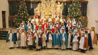 Bild: Pfarrei Waldsassen/exb
Die Sternsinger der Pfarrei Waldsassen im Altarbereich der Basilika.