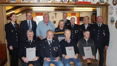 Bild: Sophia Miedel/exb
Auf 845 Mitgliedsjahre bringen es die Jubilare der Feuerwehr Löschwitz-Kaibitz: (vorne von links) Hans Wopperer, Rudolf Tauber, Ludwig Frank, Siegfried Schreyer, (hinten von links) Vorsitzende Theresa Frank, Bürgermeister Roman Schäffler, Adolf Pinzer, Josef Rauch, Kreisbrandmeister Alois Schindler, Karl Danzer, Albert Schraml und Kommandant Matthias Reger.