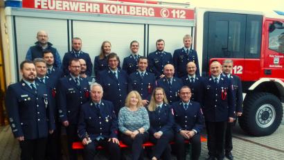 Bild: jml
Die geehrten und beförderten Feuerwehrmänner und -frauen (Mitte) sind der Stolz der Kohlberger Wehr. Kommandanten Matthias List, Johannes Kummer und Dominik Zwack (stehend, Erster, Zweiter und Vierter von links) sowie die Vorstände freuen sich auf weitere gute Zusammenarbeit mit ihnen.