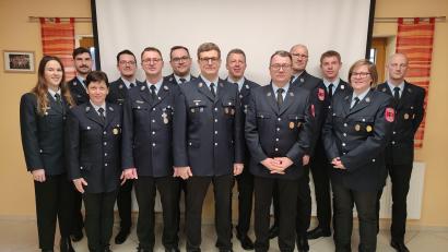 Bild: Tanja Kindl/exb
Das neue Führungsgremium der Feuerwehr Dürnsricht setzt sich zusammen aus (von links) Theresa Ferstl, Matthias Flierl, Janett Böhnisch, Tobias Prokisch, Markus Graf, Florian Schießl, Martin Kindl, Harald Saffert, Lutz Böhnisch, Manuel Knipp, Dominik Saffert, Tanja Kindl und Simon Schießlbauer.